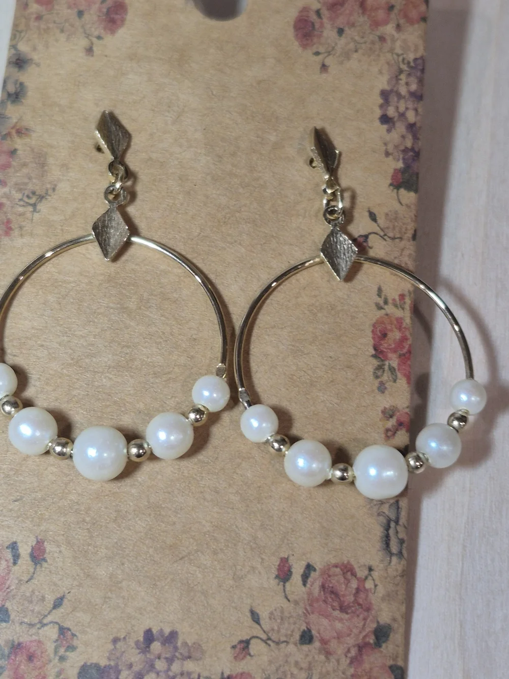 💛🤍NEW💛🤍 PRETTY!! Vintage Freshwater Pearl Gold Hoop Earrings